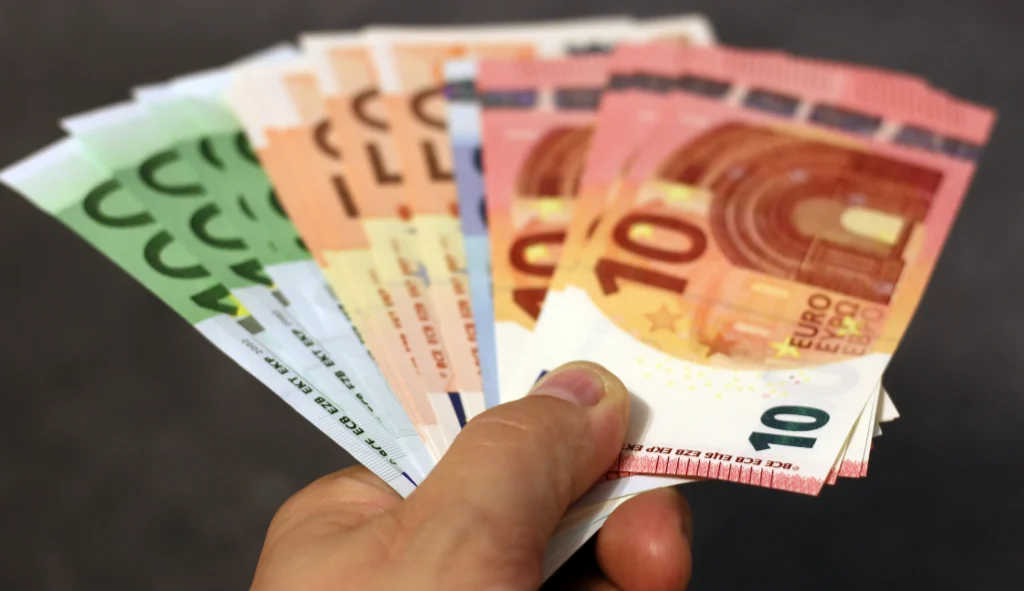 Persoon met Eurobankbiljetten