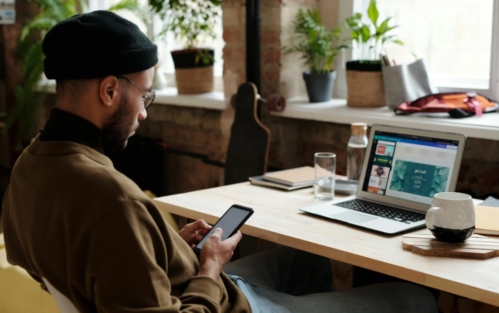 Recruiter working from their Phone